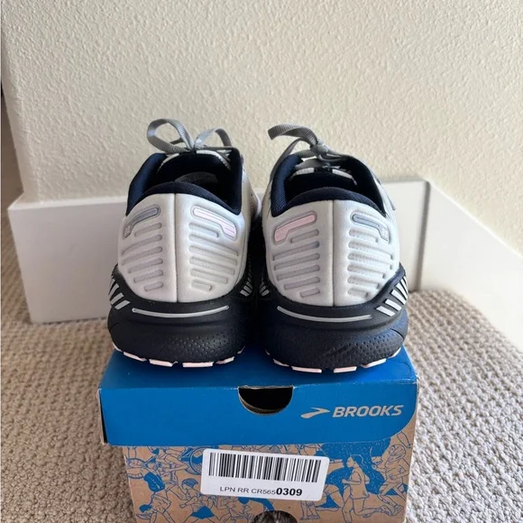Brooks Women's Adrenaline GTS Shoes - Picture 6 of 7